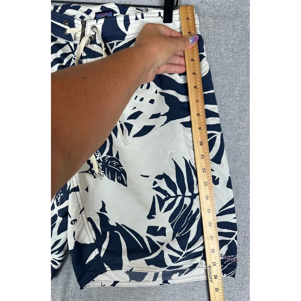Patagonia Wavefarer Board Shorts‎ Mens 30 Navy White Tropical Floral Swim Trunks